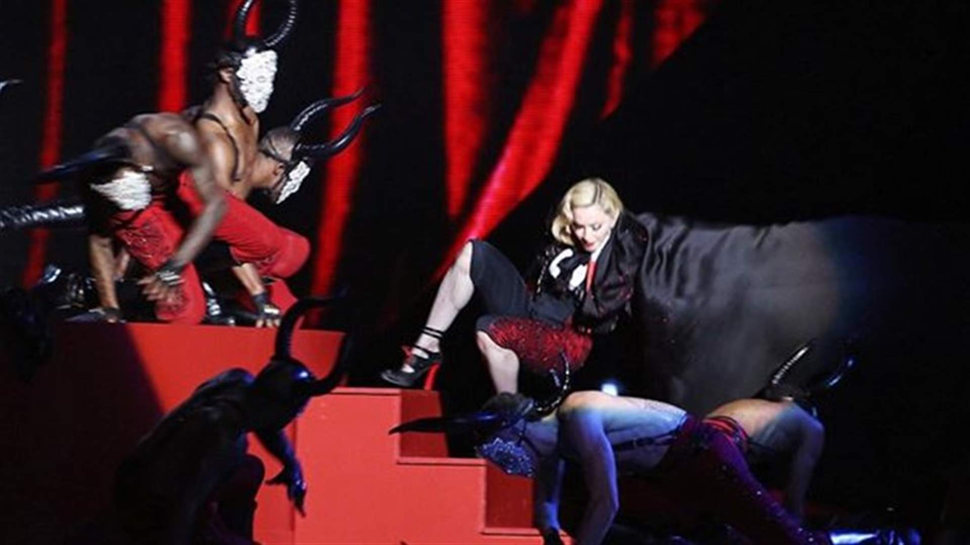 [VIDEO] Madonna takes a tumble at the Brit Awards