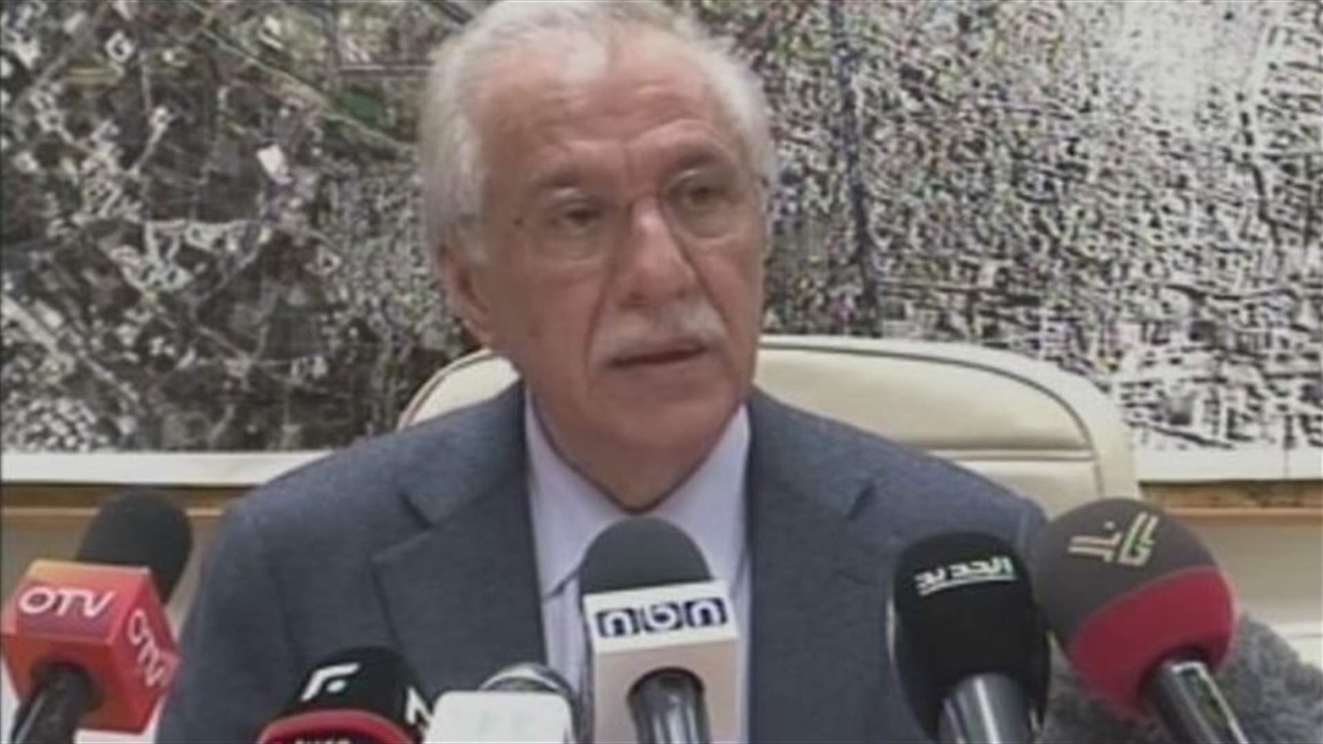 زعيتر: المطار سيتزود بآلات لكشف المتفجرات