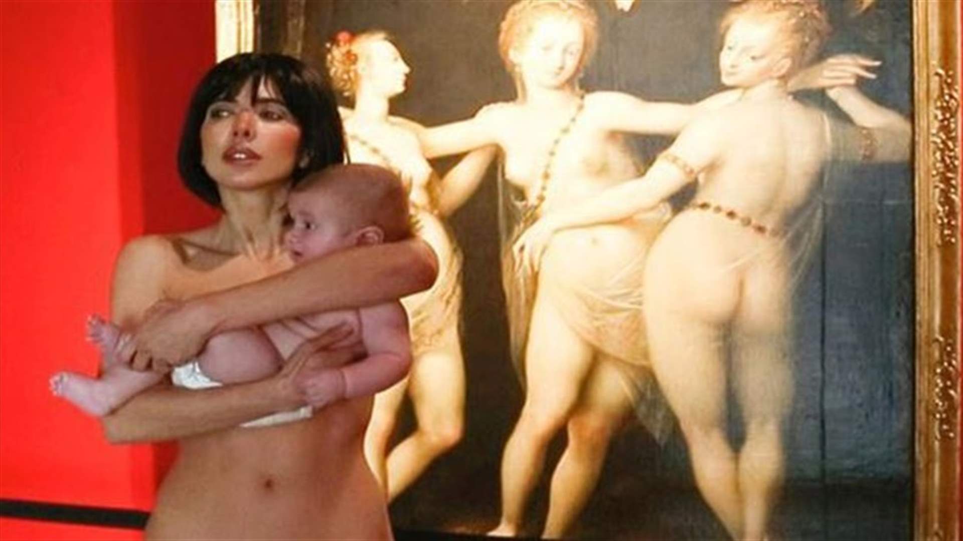 [VIDEO] Female Artist Strolls Around Museum Naked