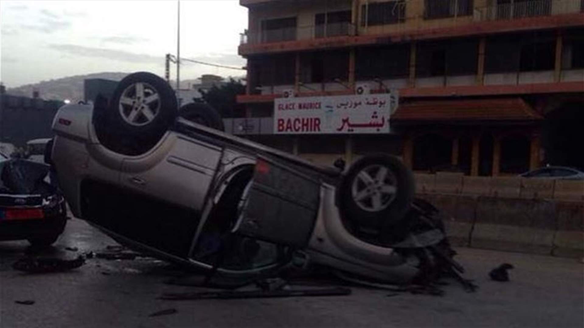 انقلاب سيارة اثر حادث سير في جل الديب فجرا