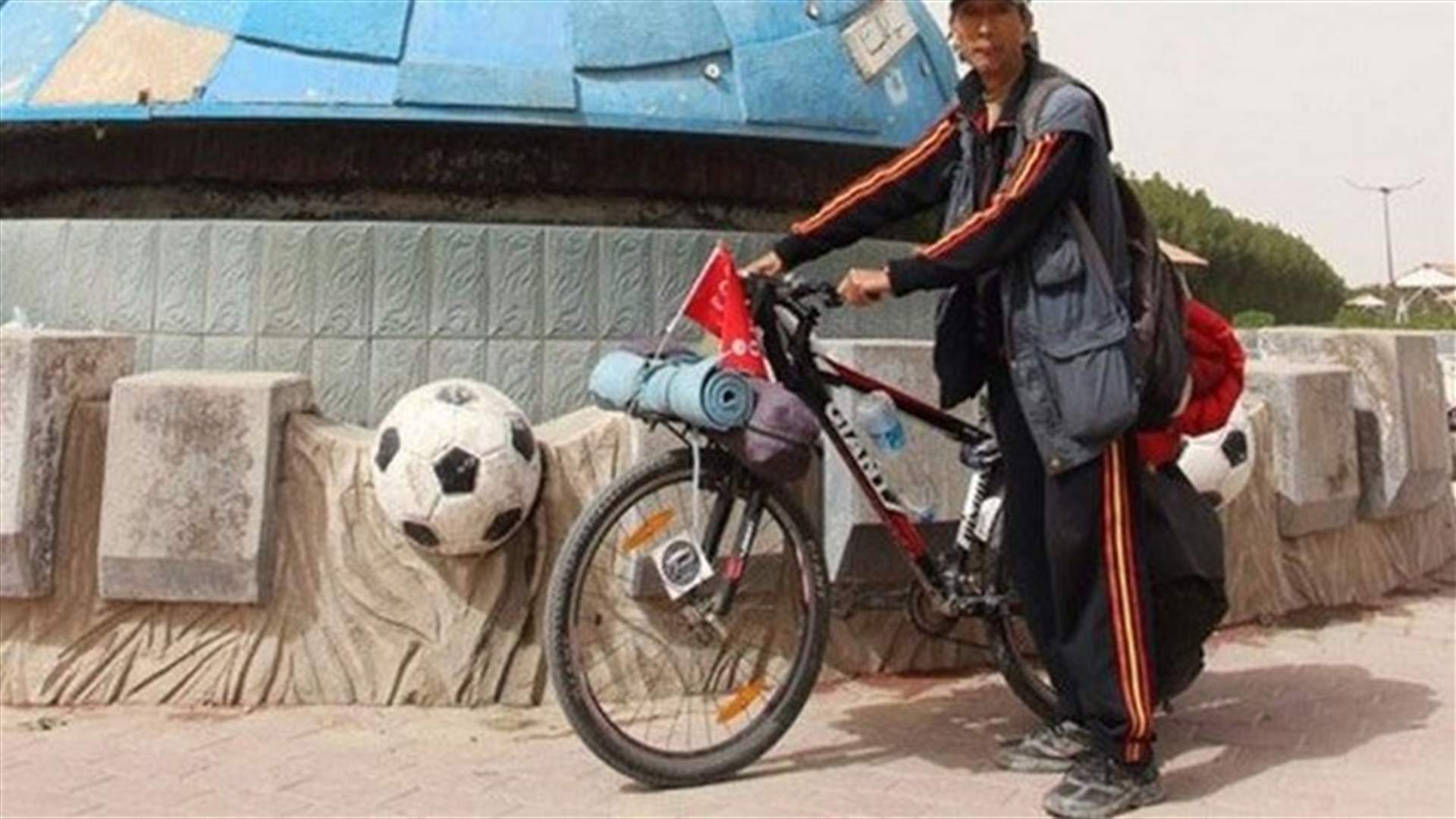 صيني يحط في العراق برحلته حول العالم على دراجته 