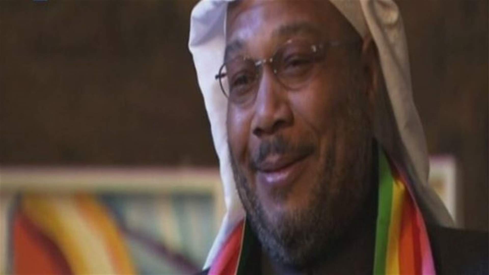 إمام يشهر مثليّته!