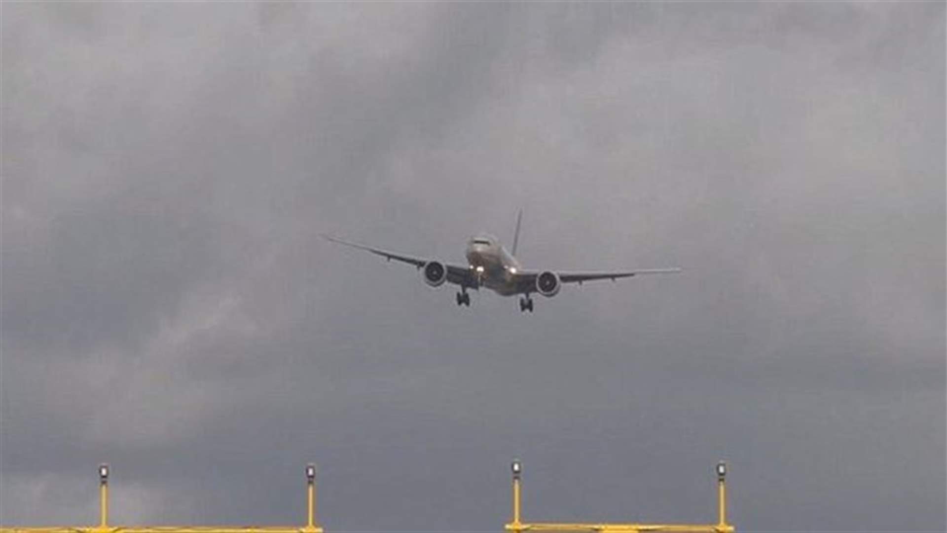 [VIDEO] Emirates Plane Hovers In Mid-Air As It Battles Stormy Weather