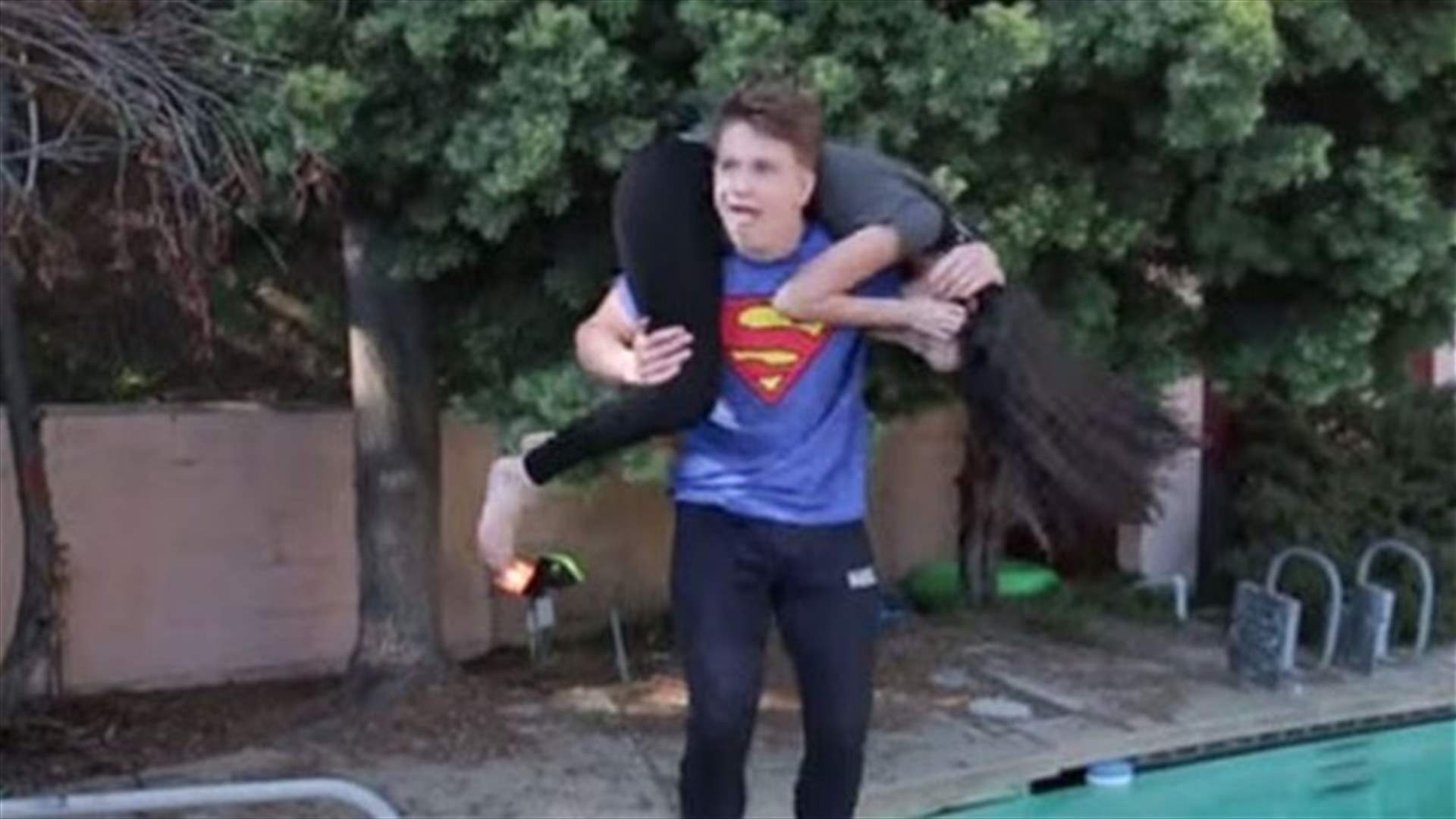 [VIDEO] Guy Gives Girlfriend A Wrestlers Finish And Its The Funniest Thing You'll See Today!