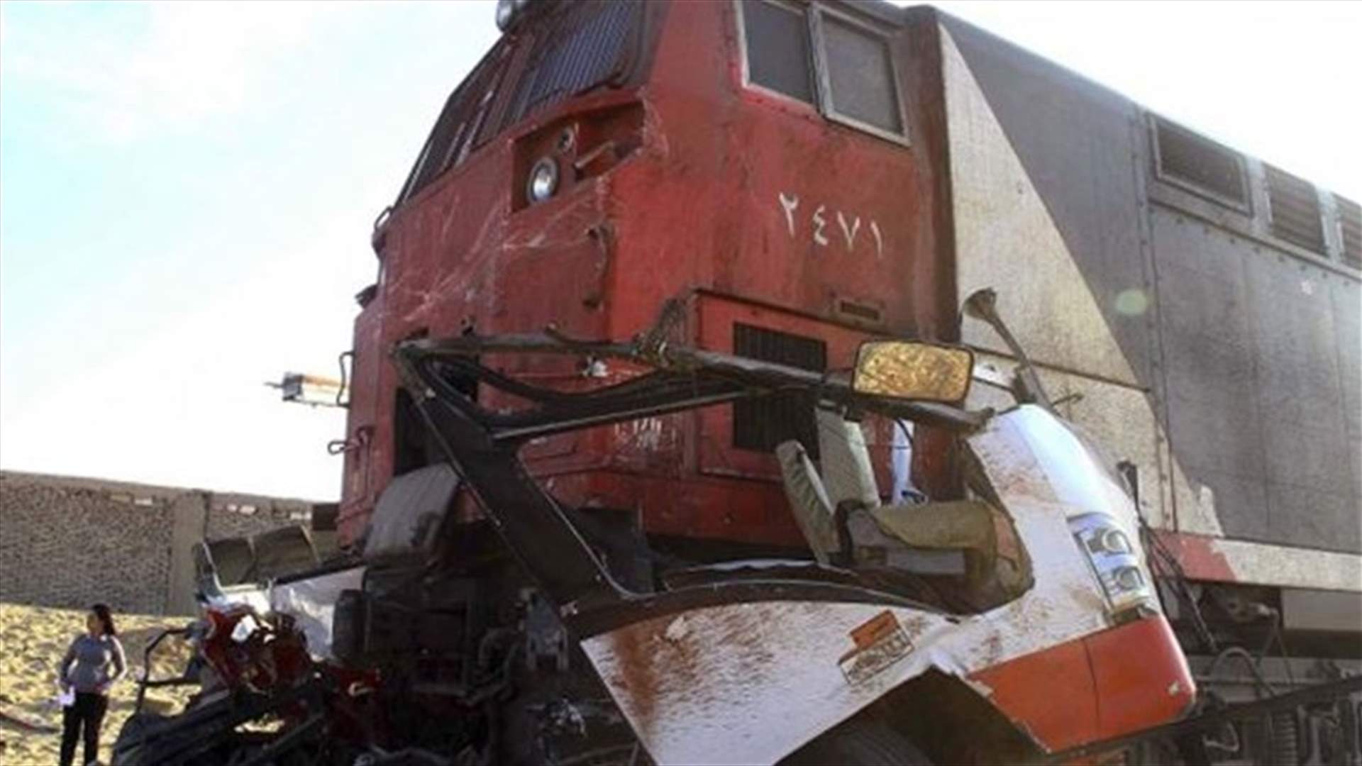 مقتل 7 وإصابة 24 في تصادم قطار وحافلة مدرسية بمصر