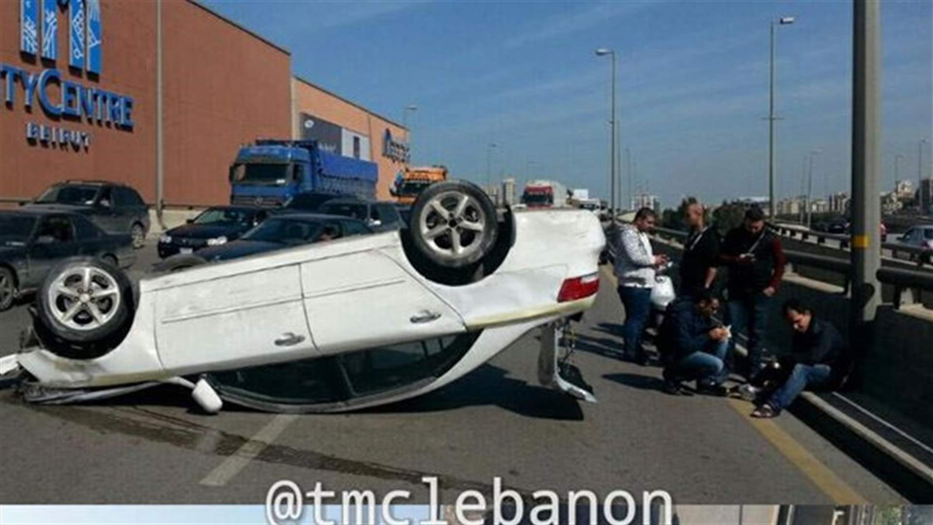 جريح اثر انقلاب سيارة على اوتوستراد الرئيس لحود