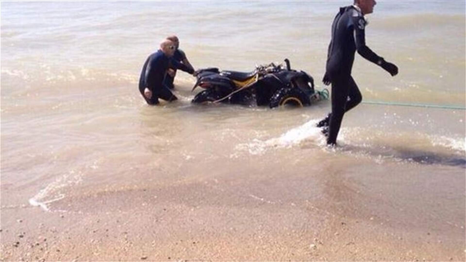 بالصور..سحب دراجة Atv وانتشال سائقها بعد سقوطهما في مجرى نهر ابراهيم
