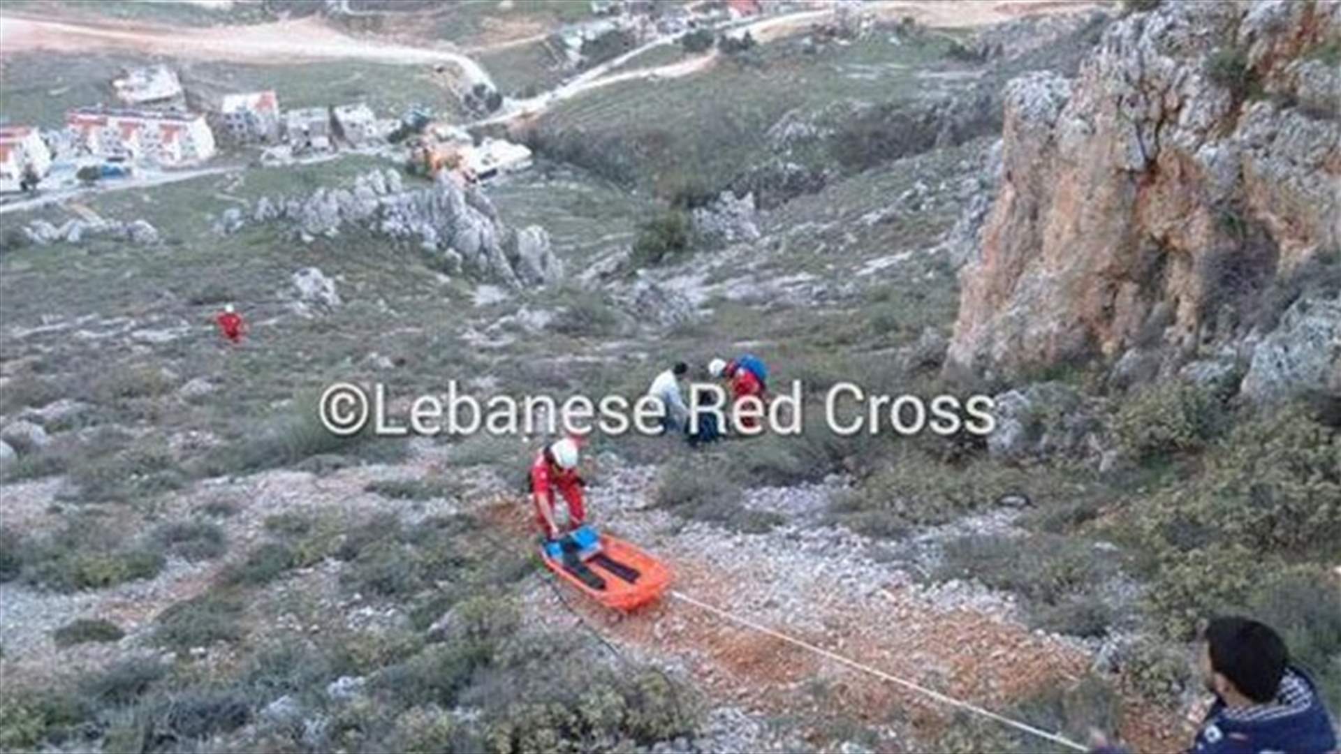 بالصور: سحب متسلقَيْن أُصيبا في جرود جديتا