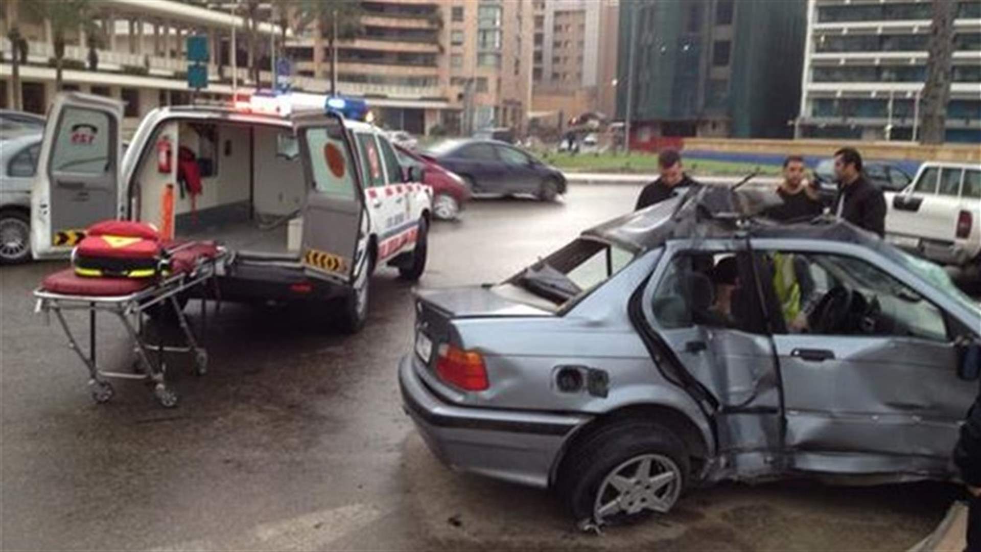 بالصور...جريح اثر حادث سير قرب فندق فينيسيا