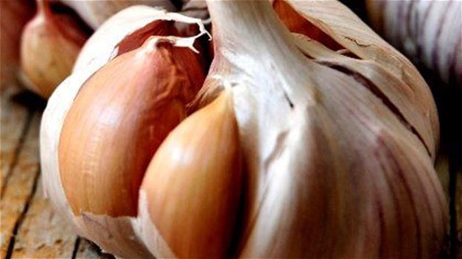 بالفيديو: تقشير الثوم بأقلّ من 10 ثوانٍ