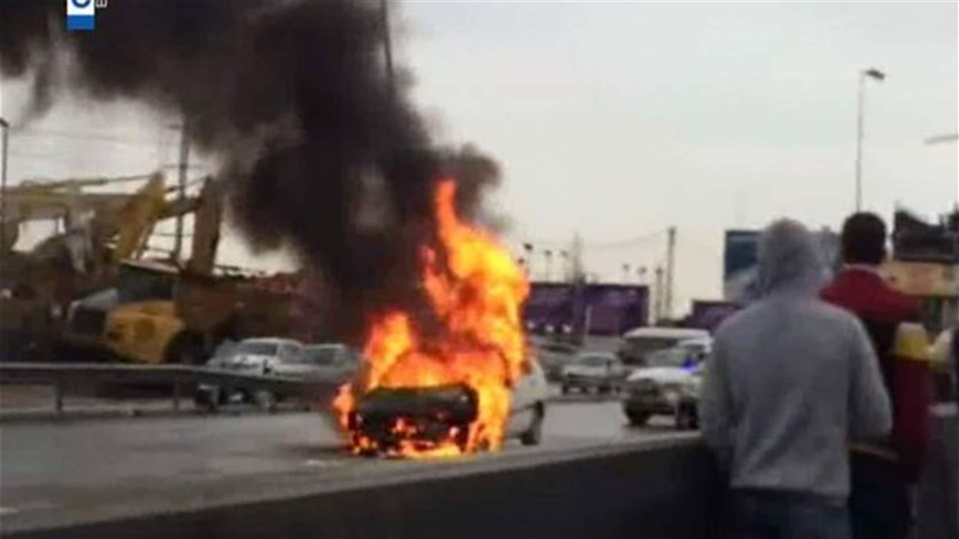 [VIDEO] Fire breaks out in car on Dbayeh-Antelias highway 