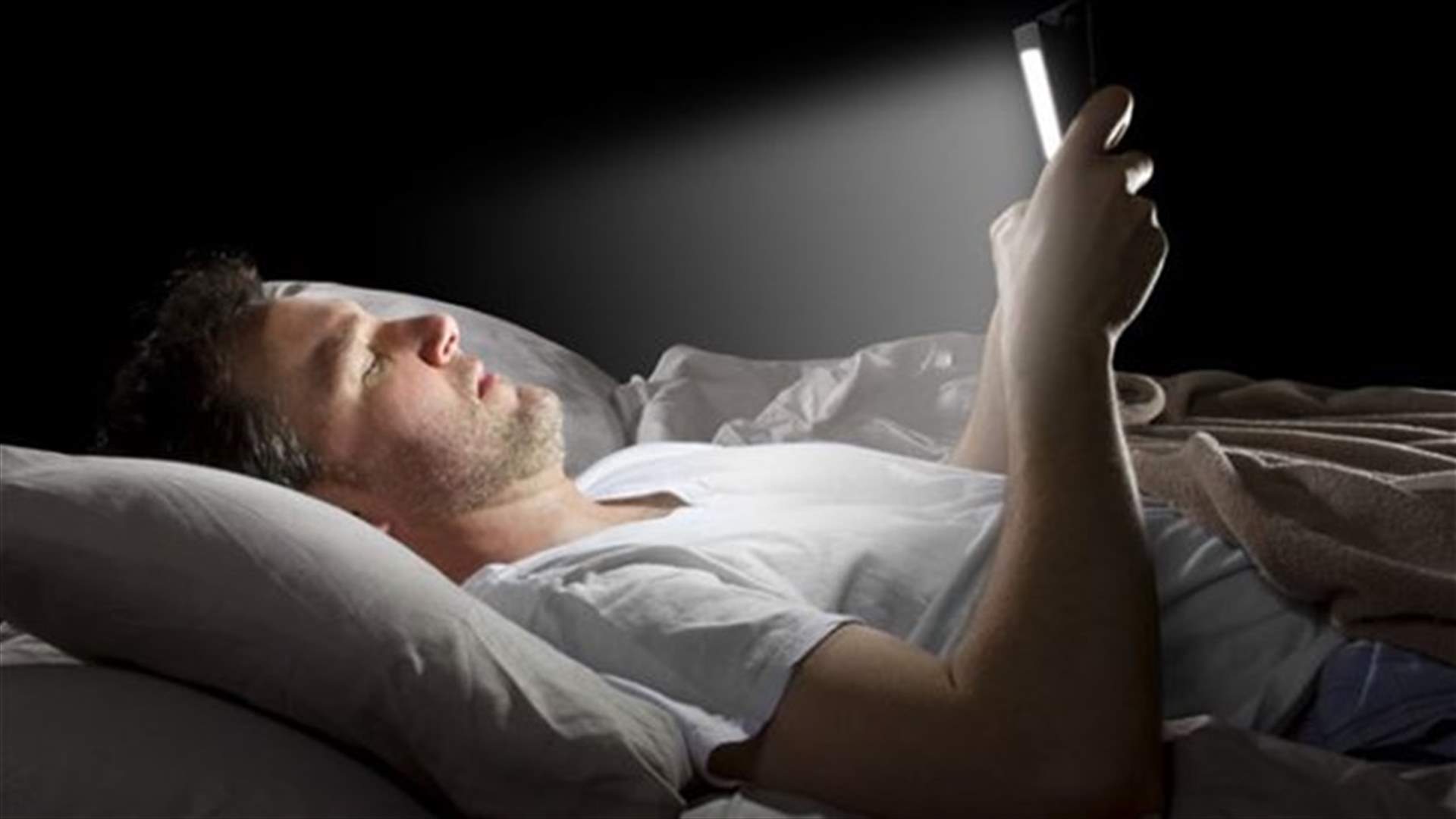 This Is What Happens To Your Body When You Look At Your Cell Phone Before You Sleep