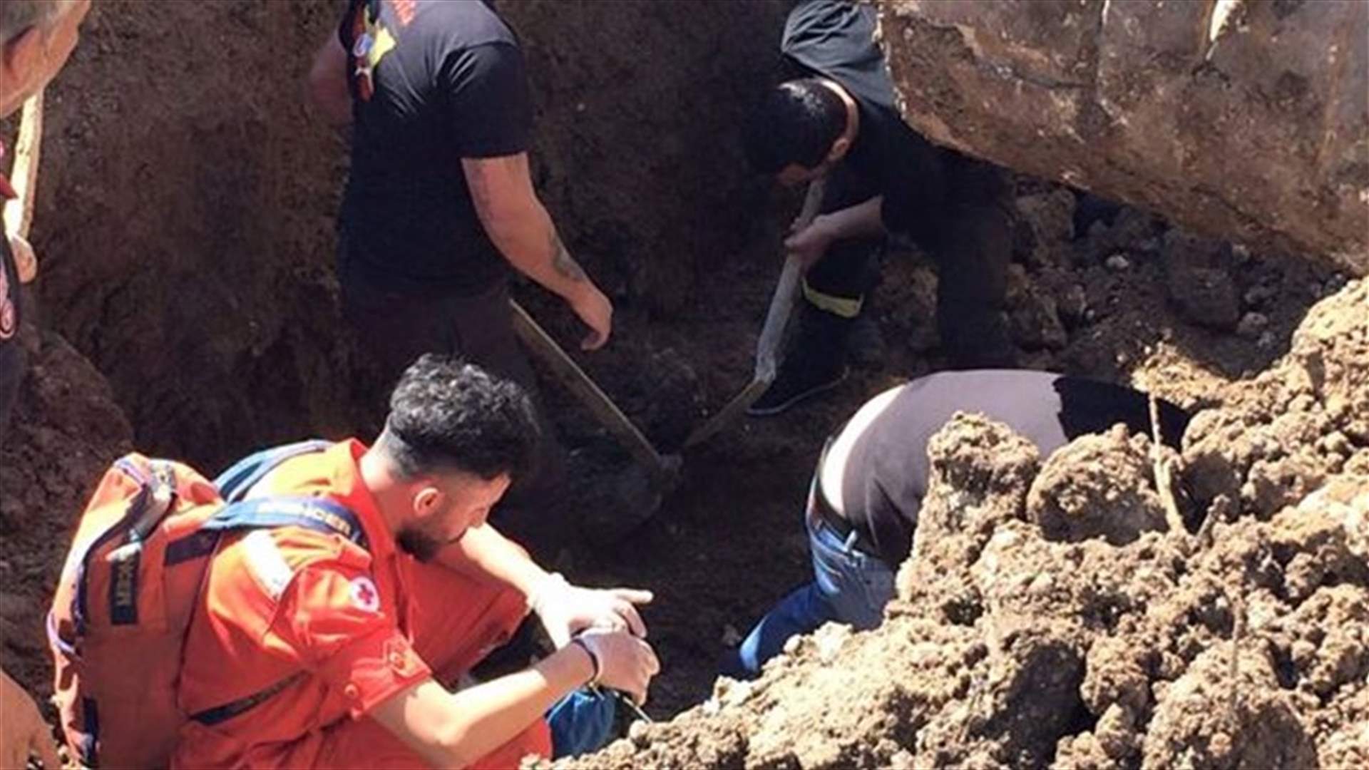 بالصورة..الدفاع المدني يعمل على سحب عامل طمرته الرمال داخل ورشة في بلدة العباسية