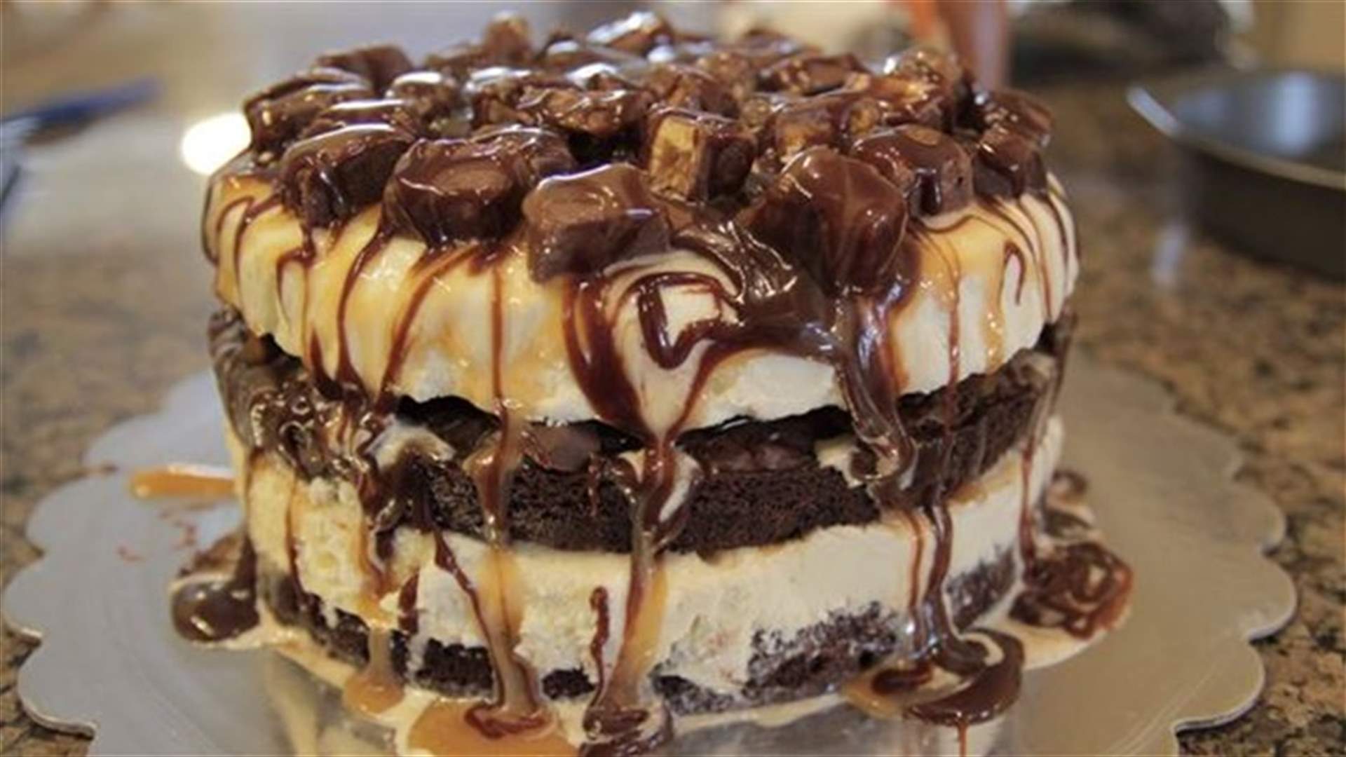 حلوى البراونيز وزبدة الفستق والآيس كريم