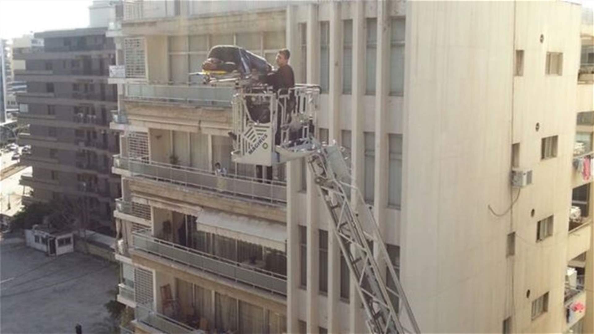 سقط من الطابق الثامن