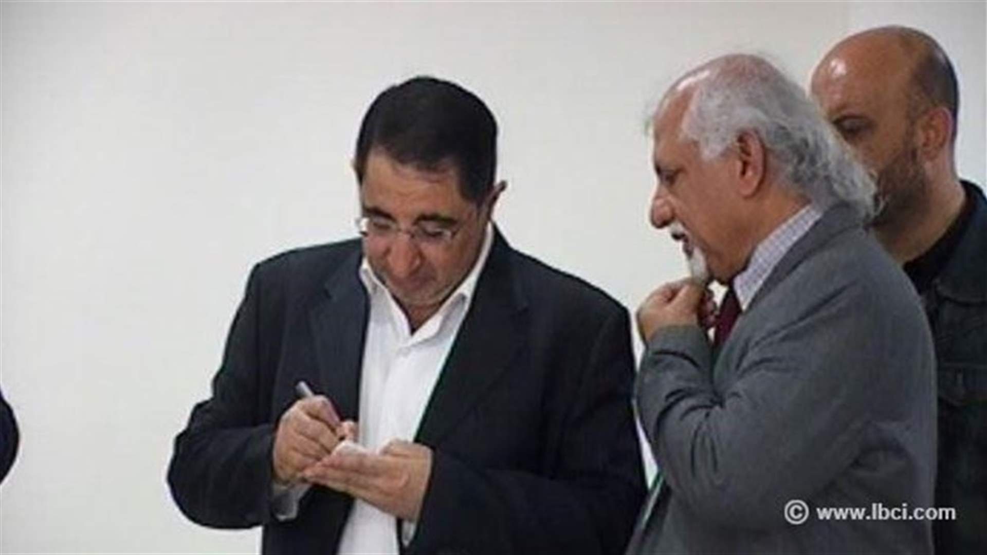 الحاج حسن يجول في مصنع للادوية وفي مصنع للامصال