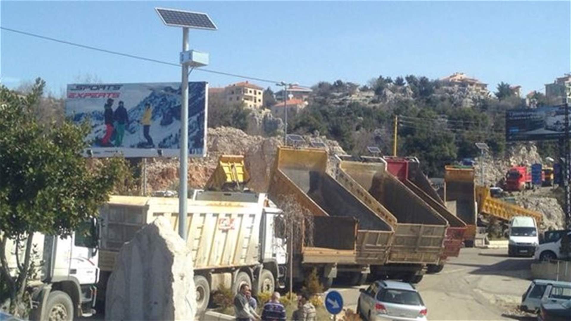بالصور...اصحاب الشاحنات قطعوا طريق فاريا كفرذبيان