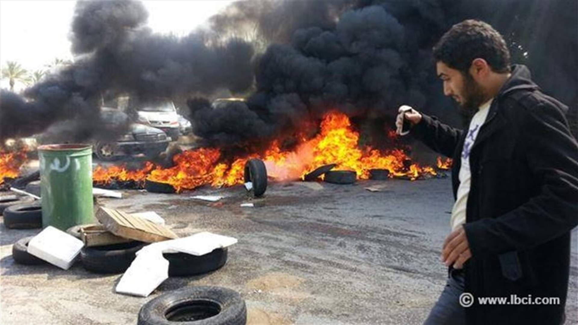 بالصور...صيادو الاسماك قطعوا طريق صيدا صور 