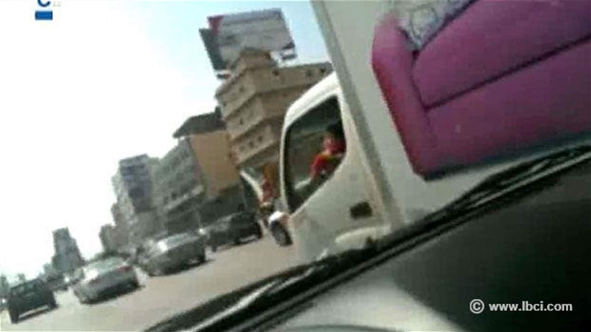 أب يضع طفله في دائرة الخطر