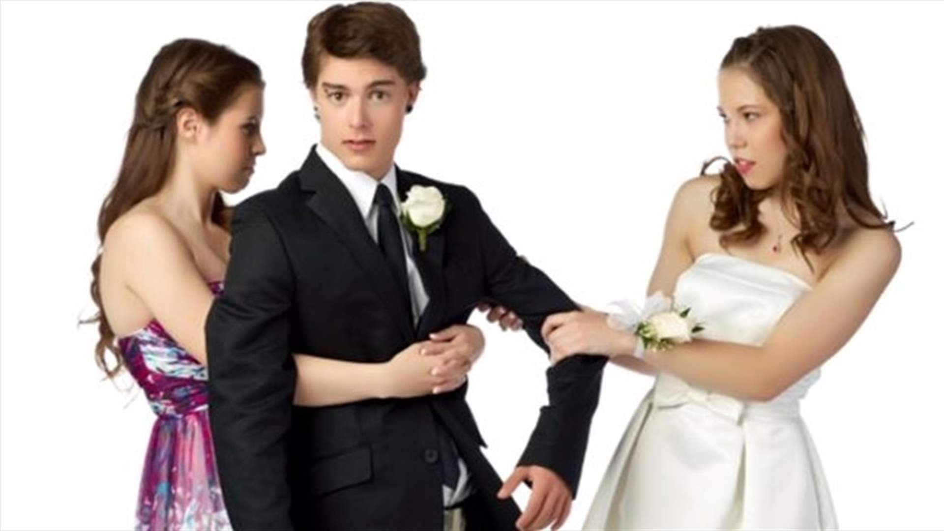 قفزتا في النهر لاختبار حُبّه... فمن أنقذ؟
