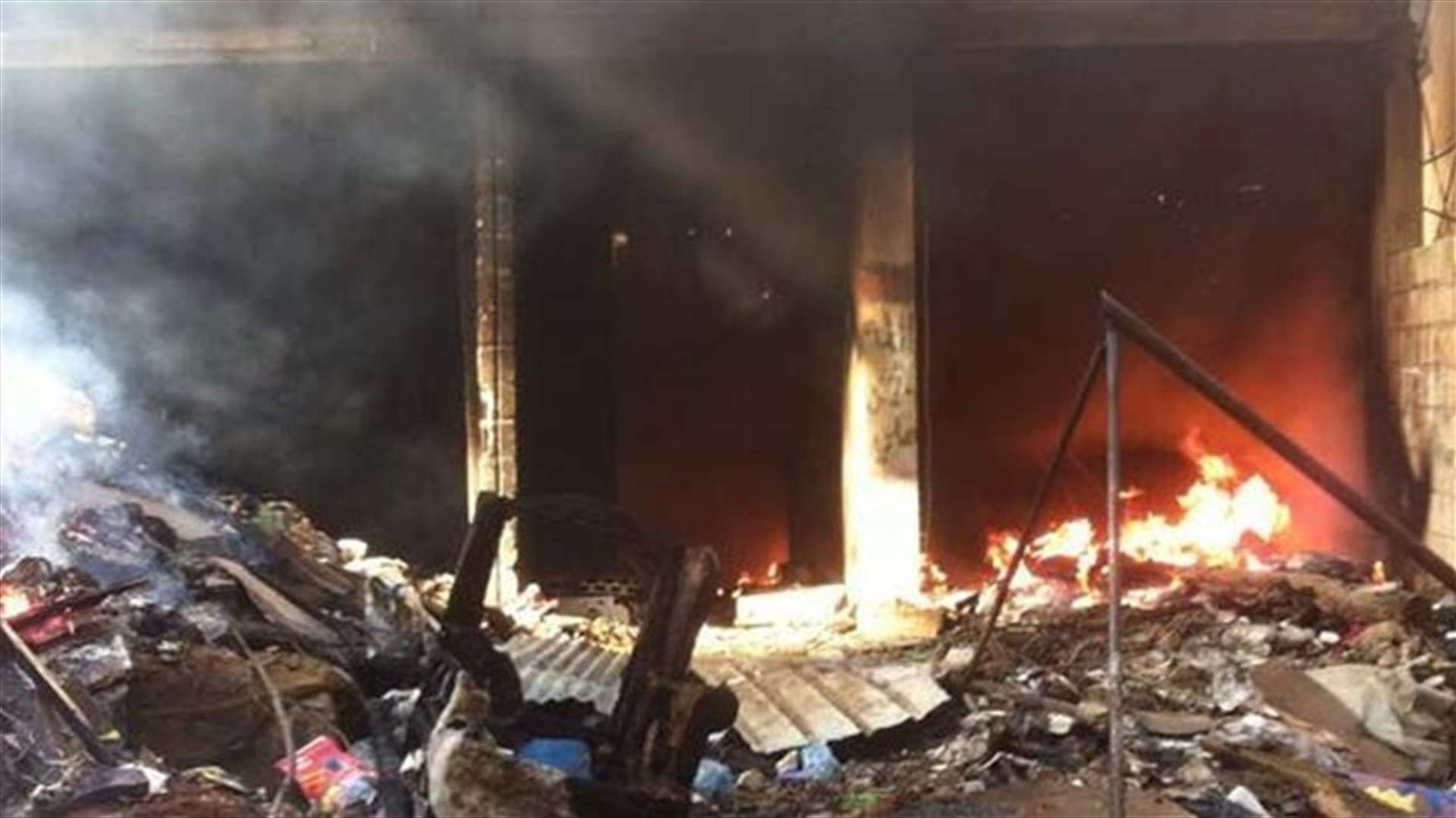 بالصور..اخماد حريق شب داخل مبنى مهجور خلف المدينة الرياضية