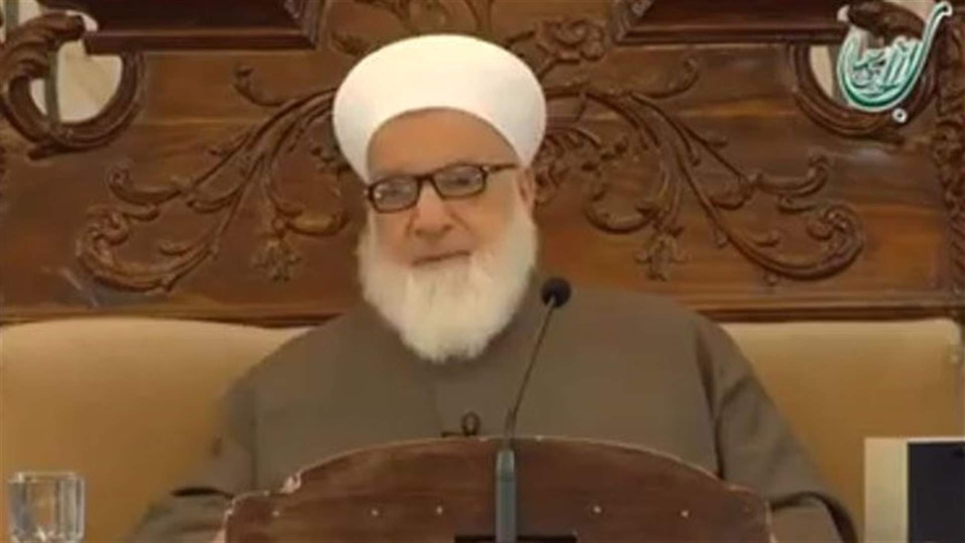 بالفيديو .. شيخ يعطي دروس دين .. للدجاج 