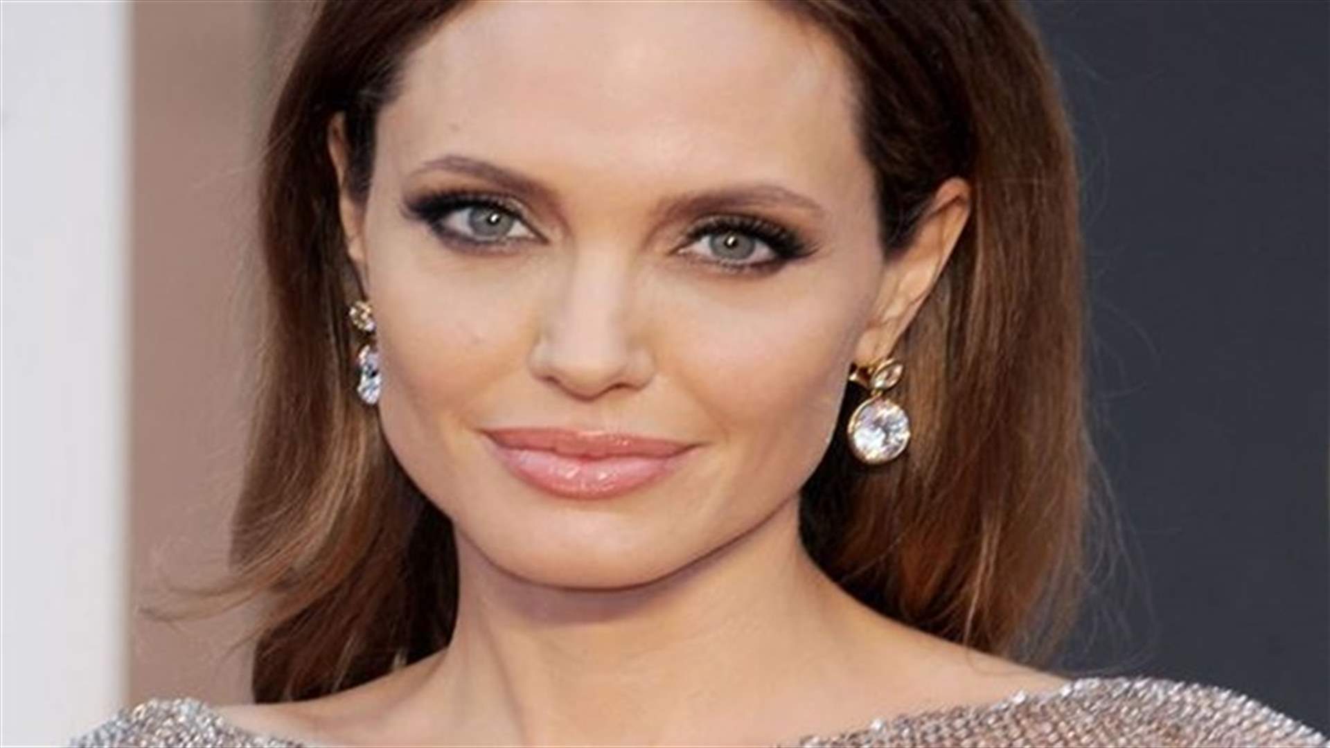 Angelina Jolie has ovaries removed over cancer concern