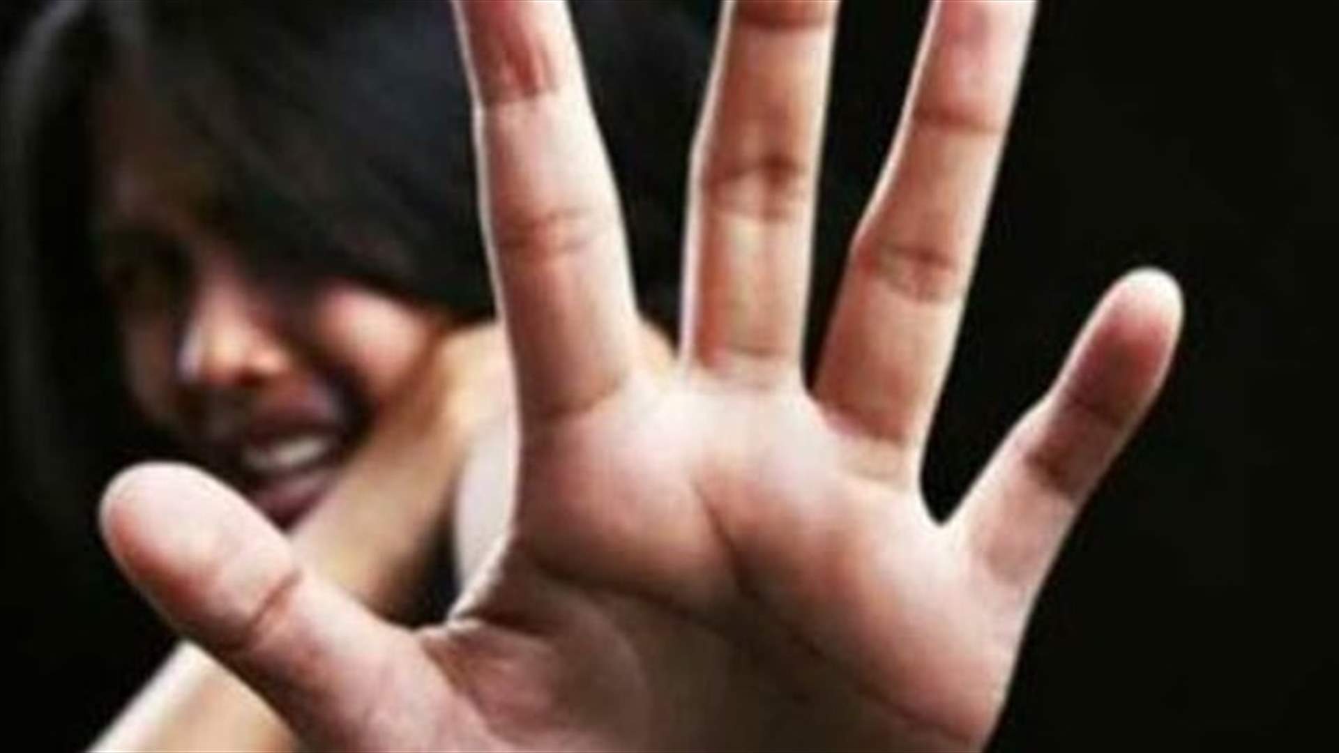 ضرب تلميذته وقص خصلة من شعرها لعدم ارتدائها الحجاب
