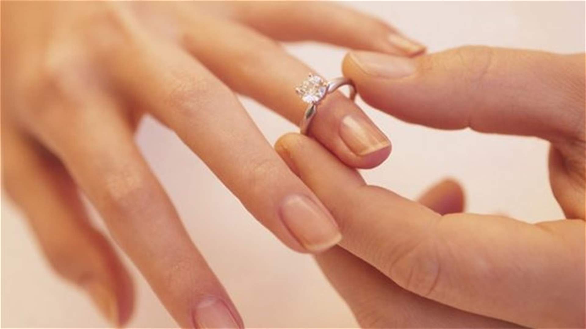 بالفيديو: كيف ننزع خاتماً ضيّقاً من إصبعنا؟
