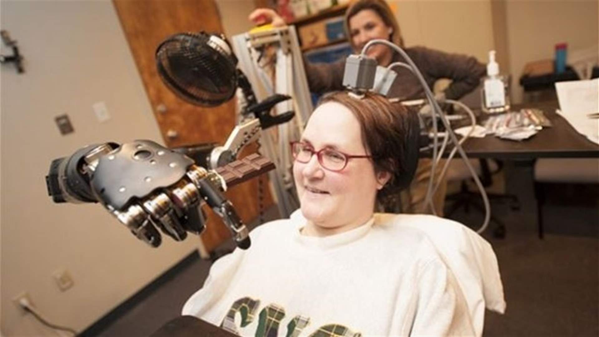 [VIDEO] Paralyzed Woman Uses Her Thoughts to Fly A Jet Fighter