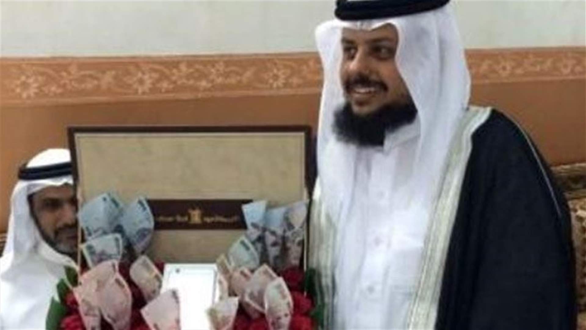 سعودية أهدت زوجها 10 آلاف ريال وآيفون 6 ليلة زفافه على أخرى