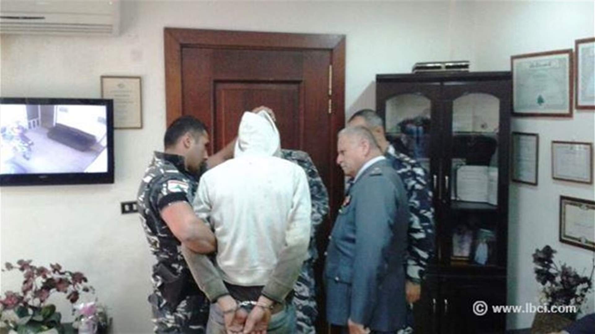 قاتل جدته يمثل الجريمة