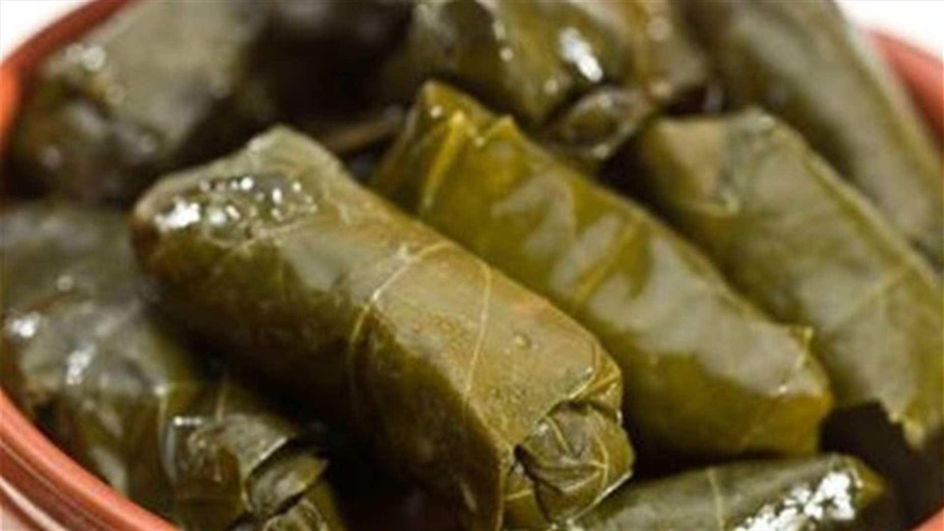 مراقبو وزارة الصحة تلفوا كميات من الكبيس وورق العنب الفاسدة في مستودع بالنبطية