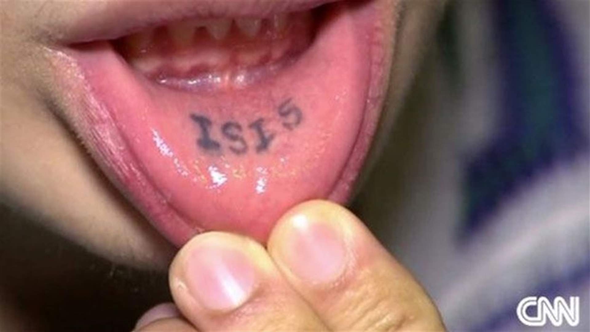 طرد موظف بسبب وشم "داعش" على شفته 