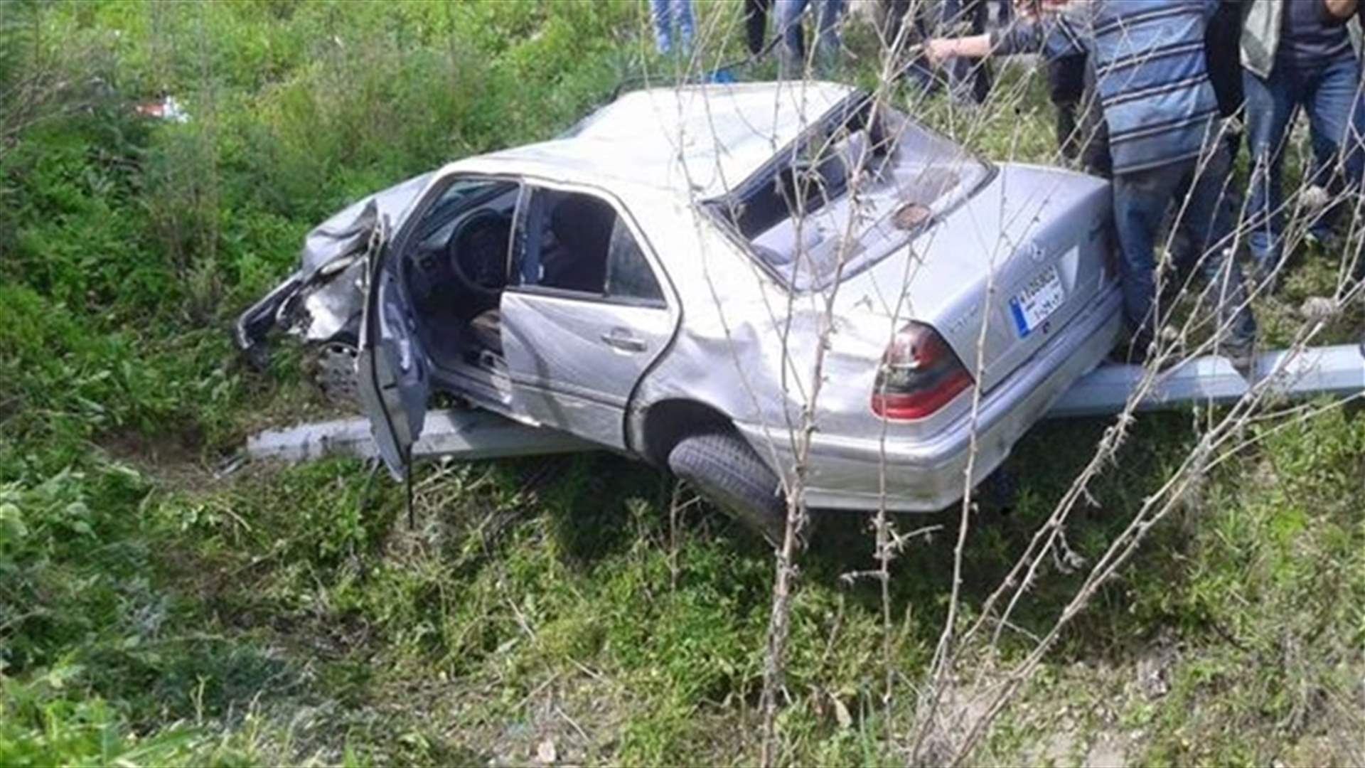 بالصور... جرحى بحادث سير على طريق البيسارية