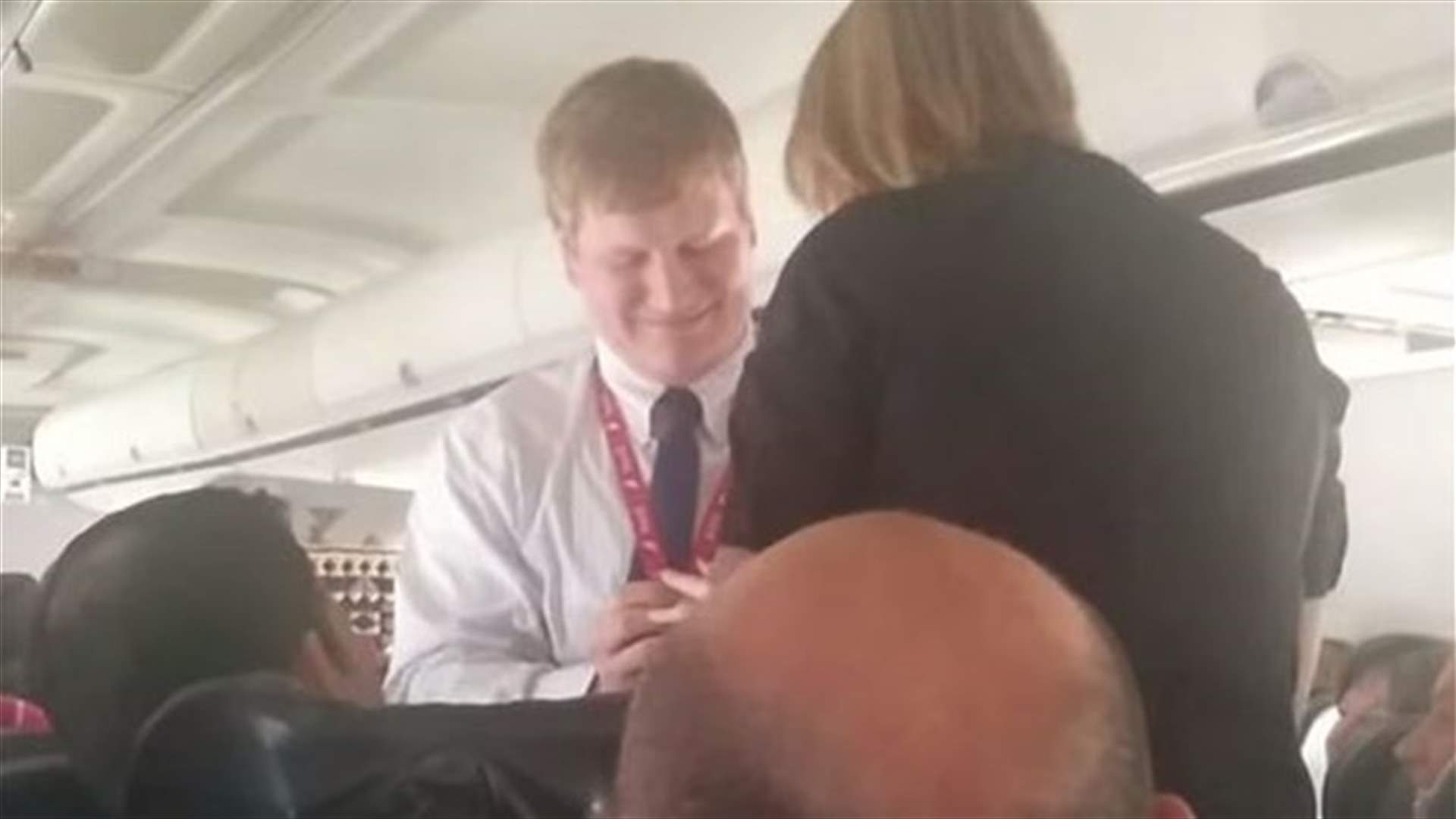 بالفيديو: طيّار يفاجأ ركاب الطائرة بطلب يدّ المضيفة