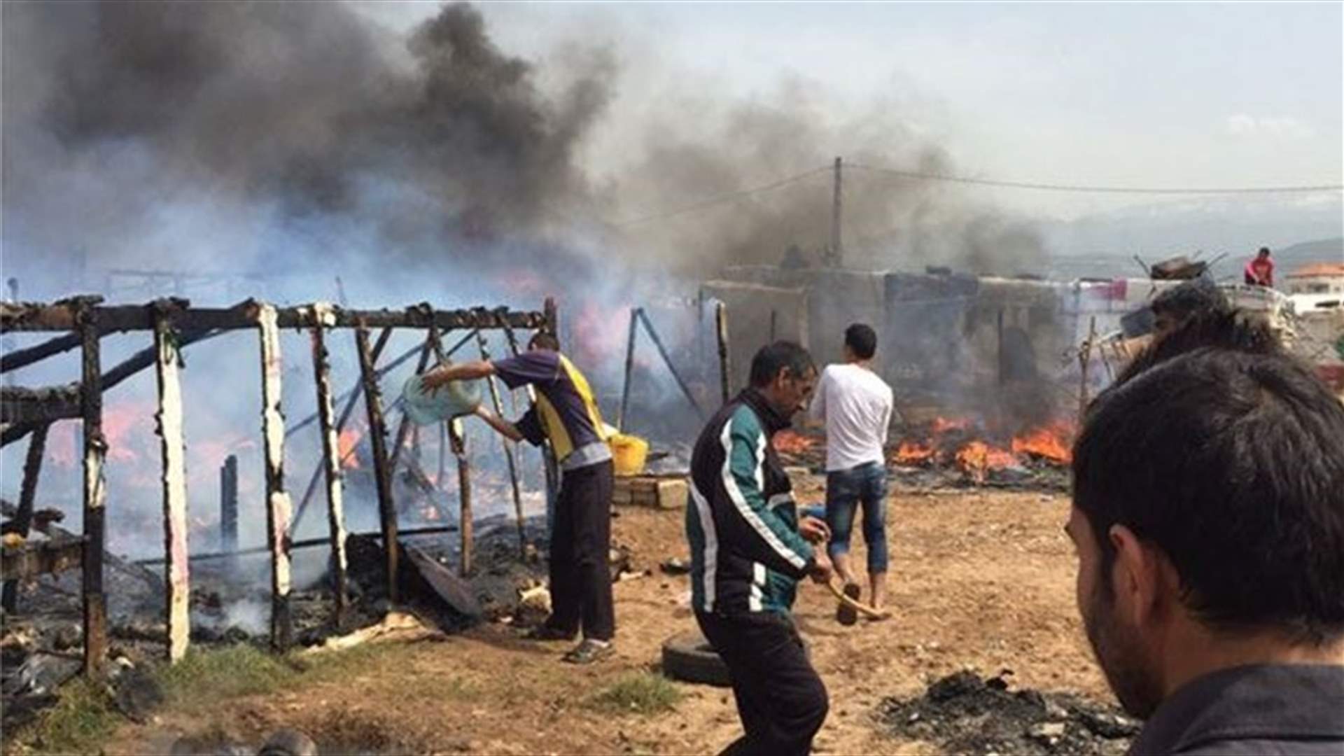 Huge fire erupts in Syrian tents in Akkar