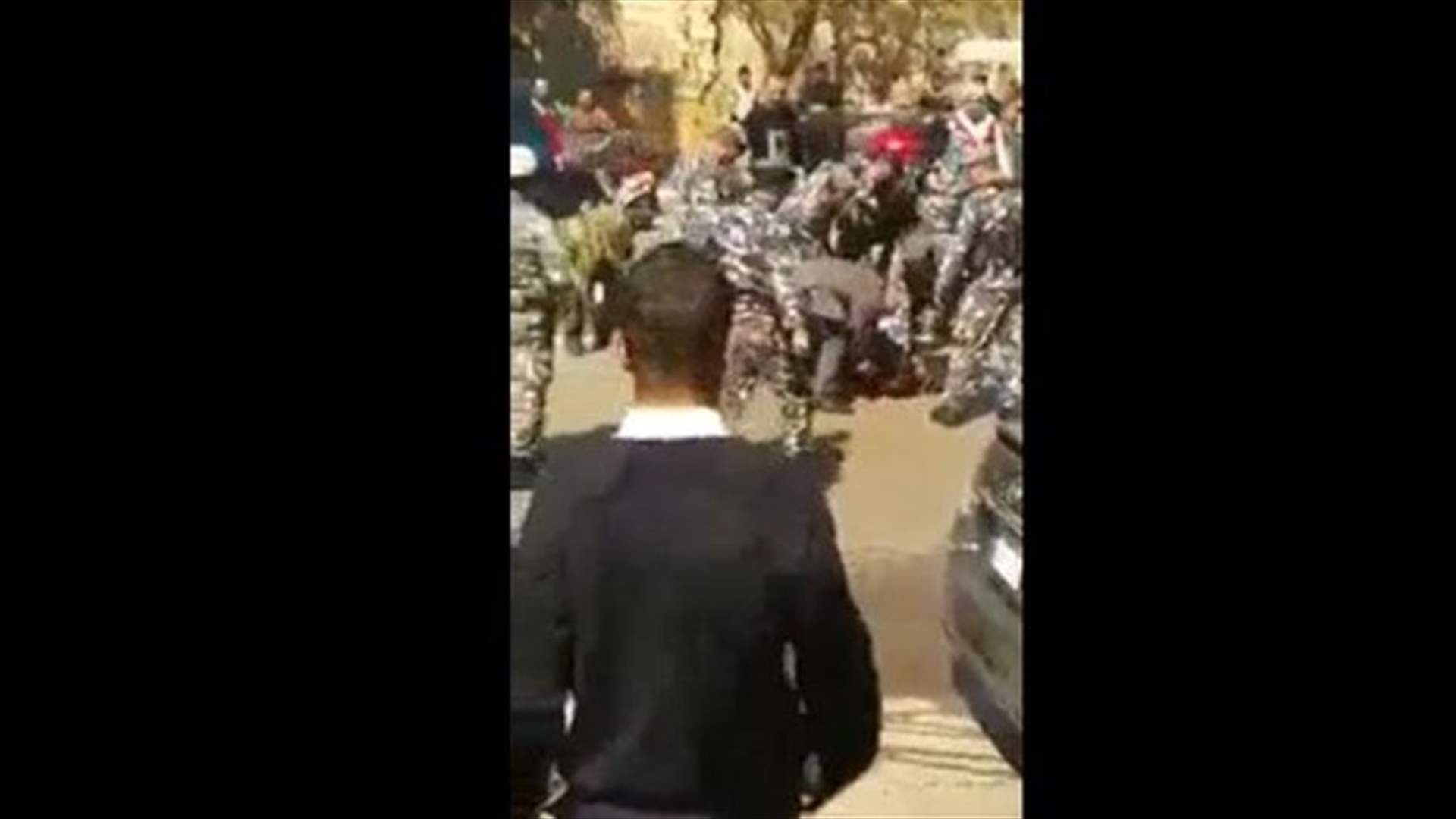 بالفيديو: حاول احراق نفسه أمام السفارة الكويتية في بيروت