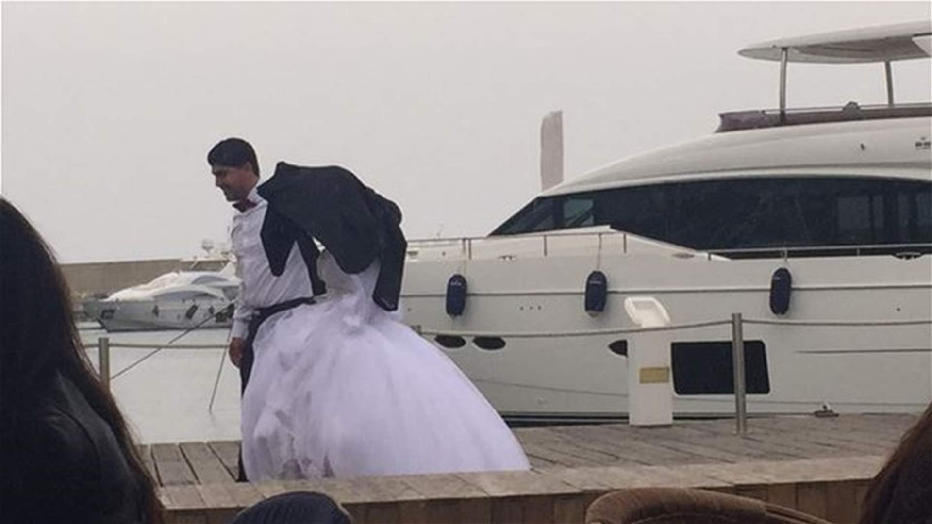 تحت الشتي... حبّوا بعضهم