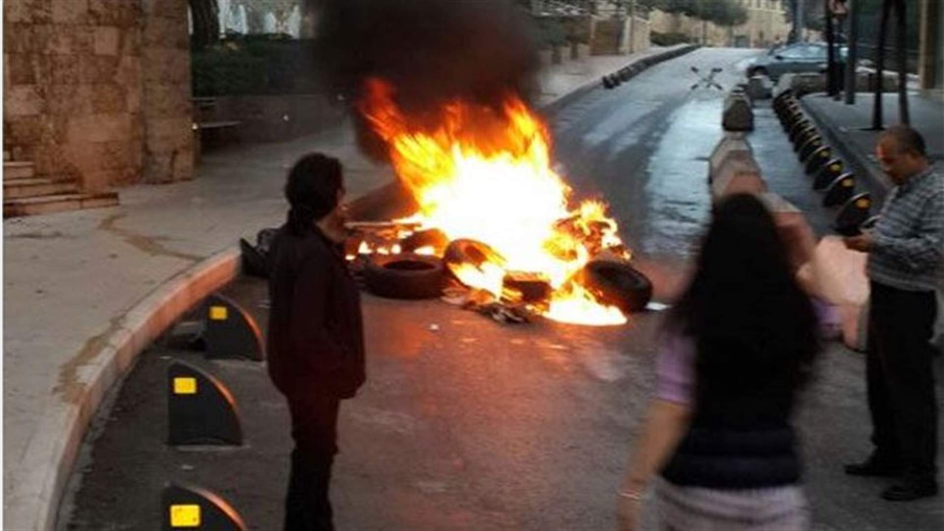 امهات العسكريين المخطوفين اشعلن الاطارات في رياض الصلح