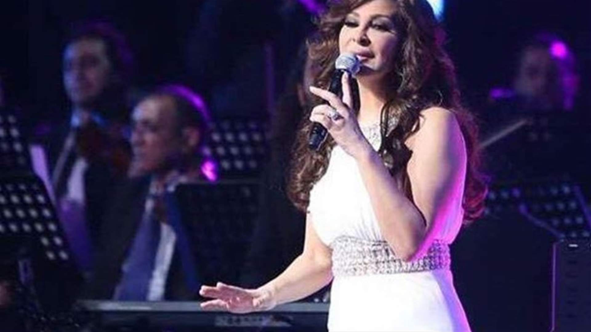 بالفيديو: إليسا تتعثّر على مسرح "هلا فبراير"