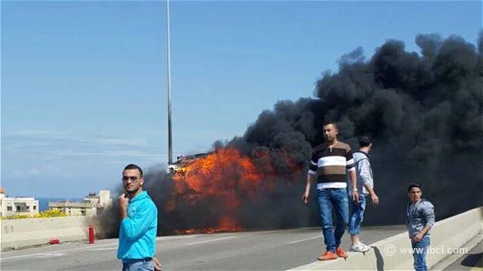 بالصورة..احتراق شاحنة على اوتوستراد الجية