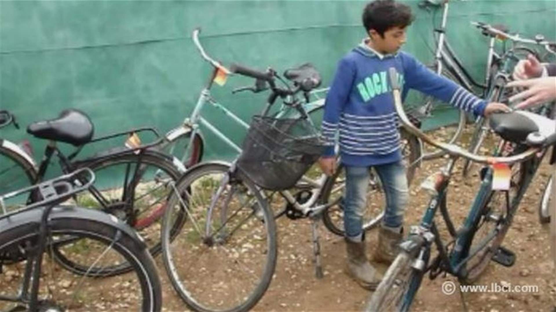 هولندا توزع دراجات على لاجئين سوريين بمخيم الزعتري