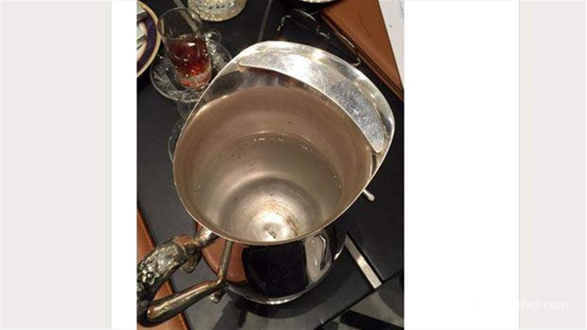  ابريق المياه في مجلس الوزراء غير مطابق 