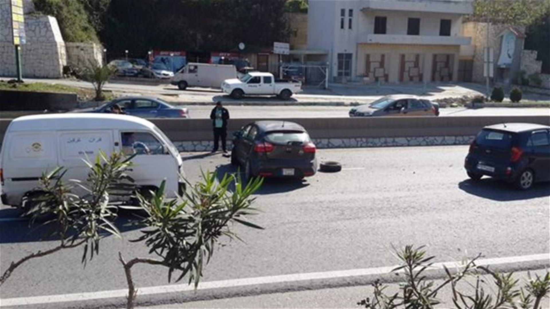 زحمة سير على اوتوستراد نهر ابراهيم جراء انحراف سيارة