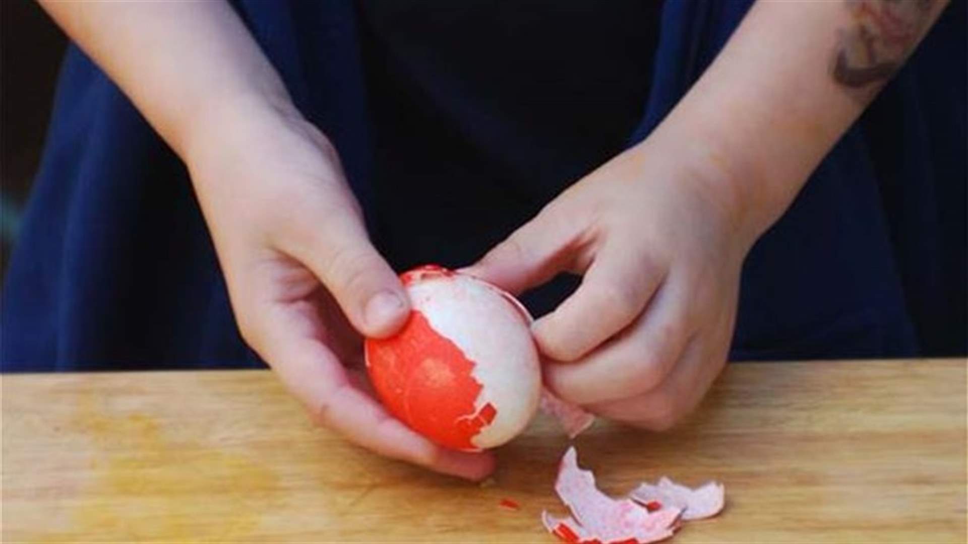 بالفيديو: أسرع طريقة لتقشير بيض العيد!