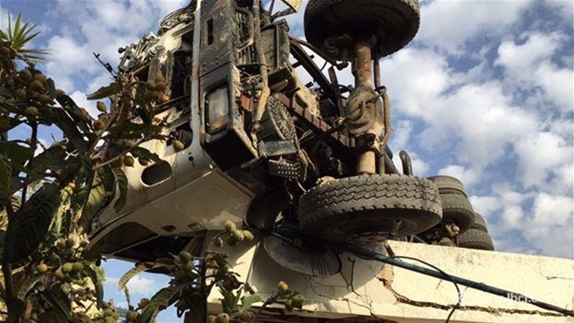 بالصور: تدهور جبالة باطون على منزل في حصرايل