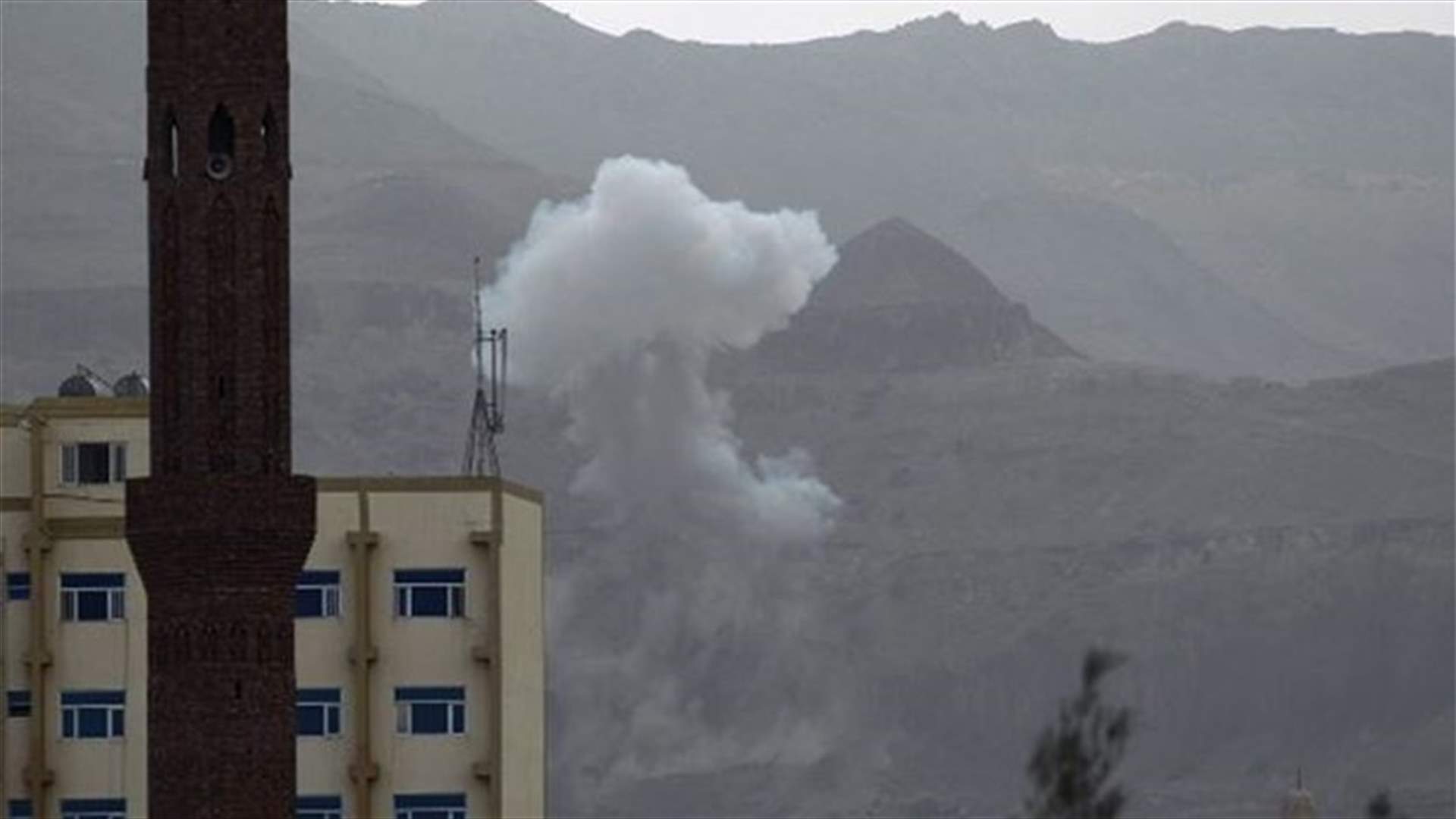 Yemen's Houthis battle in central Aden, first medical aid arrives