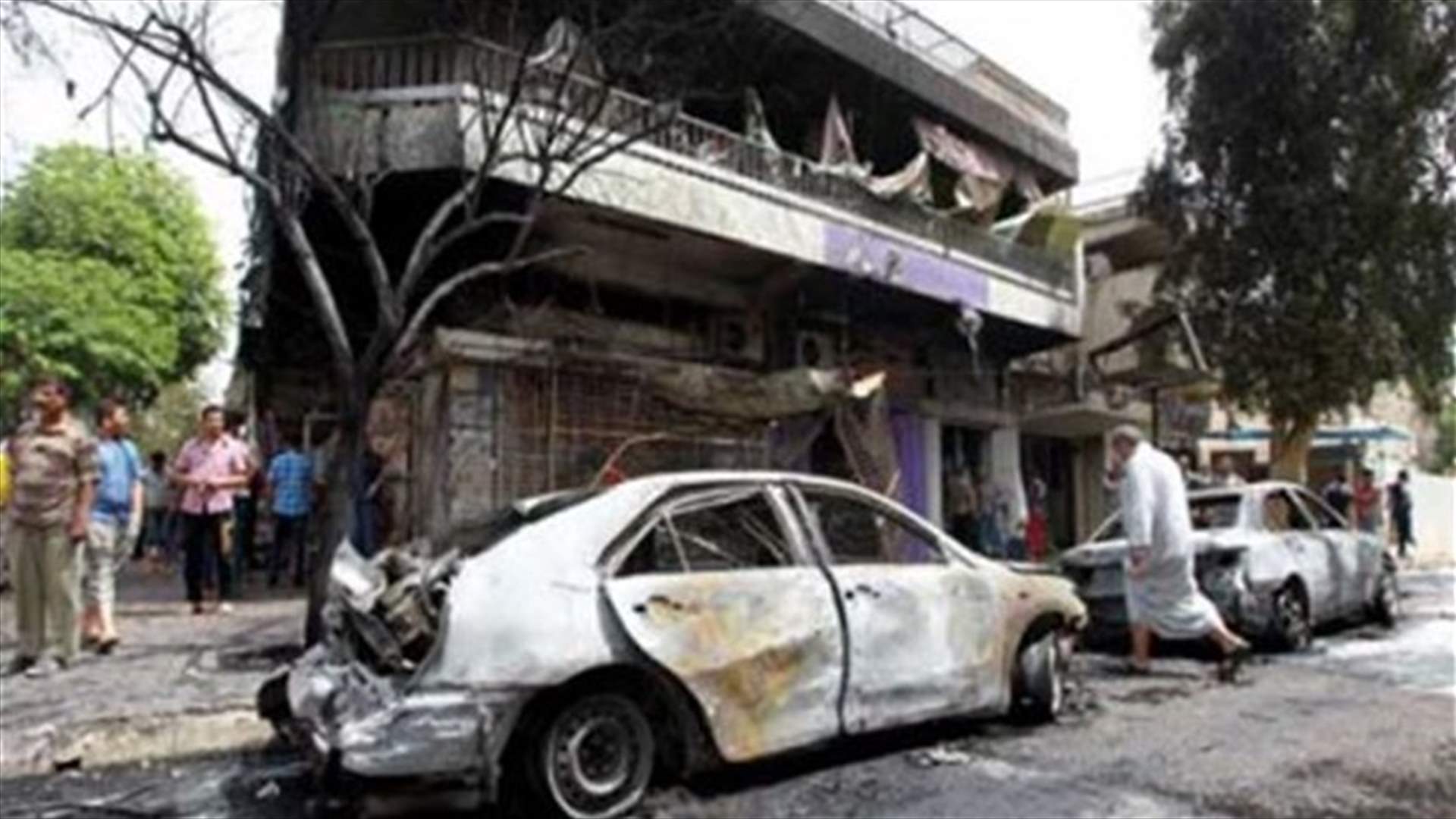 جنود عراقيون يكشفون عن المتفجرات اثناء بحثهم عن رفات رفاقهم