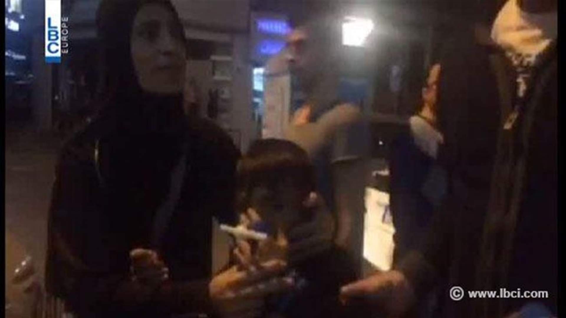 ضرب لأنه حاول بيع العلكة للزبائن